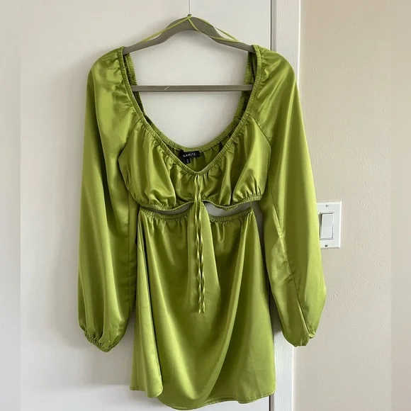 green emerald velvet dress Dynamite (Emerald Green) – standout glam look for special occasions